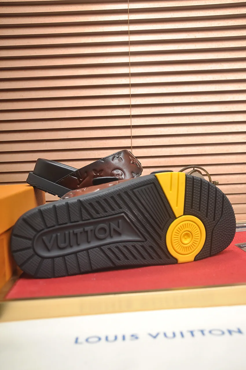 Men's shoes 💰400💶 [Louis Vuitton LV slippers] (high-end cowhide) counter 1:1 fashion style, a must-have for summer! The designer used LV’s iconic outsole. The original simple slippers instantly become fashionable! The upper is made of flexible special cowhide leather straps alternately, and the workmanship is exquisite! A must-have for stylish men in summer, size 38-45 (45 customized)